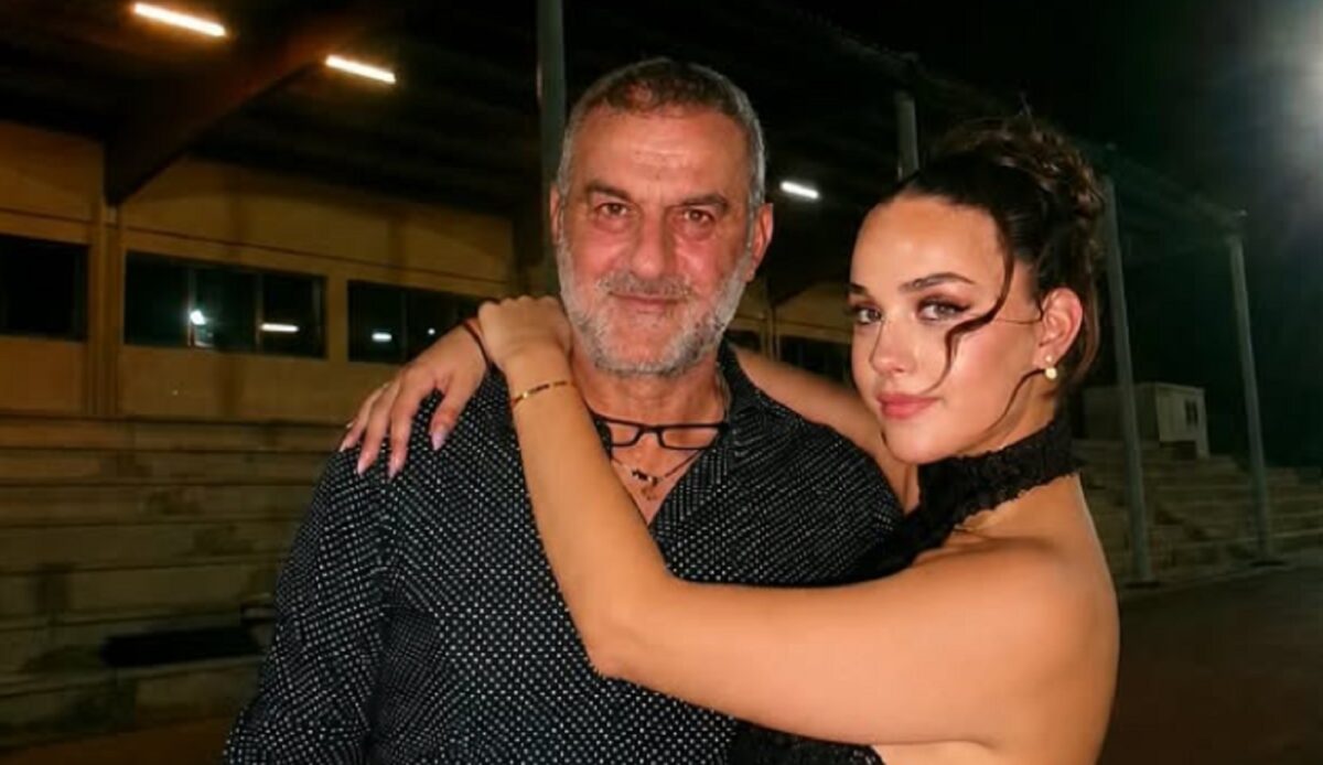Ράγισε καρδιές στην αποφοίτησή της η Βικτώρια Δέλλα: «Μαμά μου... σε ένιωθα δίπλα μου»