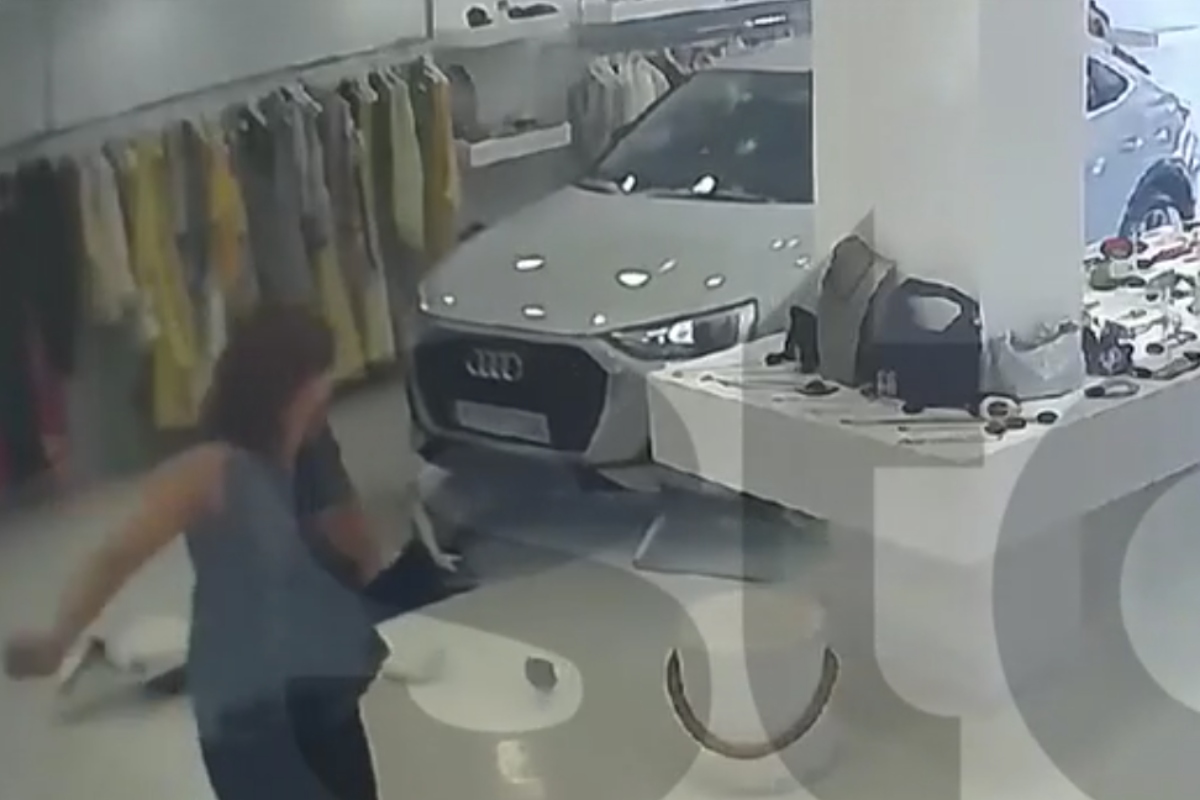 Αυτοκίνητο «μπούκαρε» σε κατάστημα στα Βριλήσσια – Βίντεο