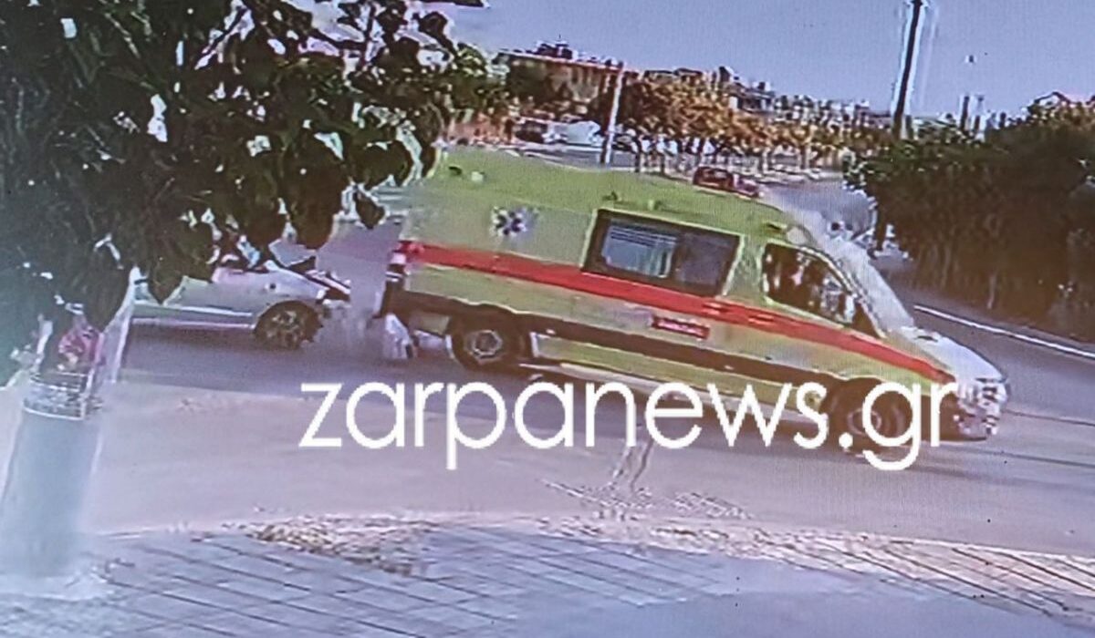 Χανιά: Η στιγμή που το ασθενοφόρο συγκρούεται με ΙΧ και τουμπάρει – Βίντεο